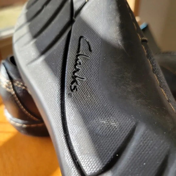 Clarks black leather slip-on.  Size 8M - Picture 3 of 4